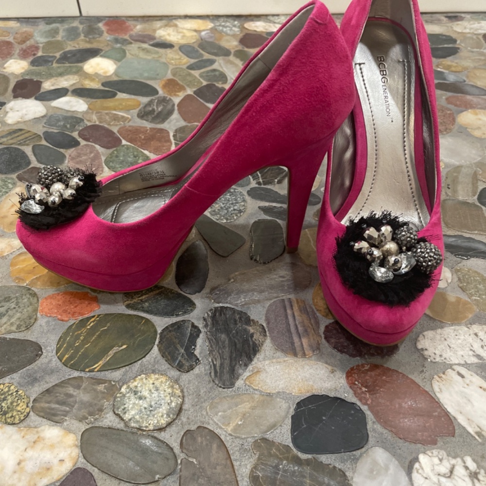 BCBG Scottie Pump - Picture 2 of 5